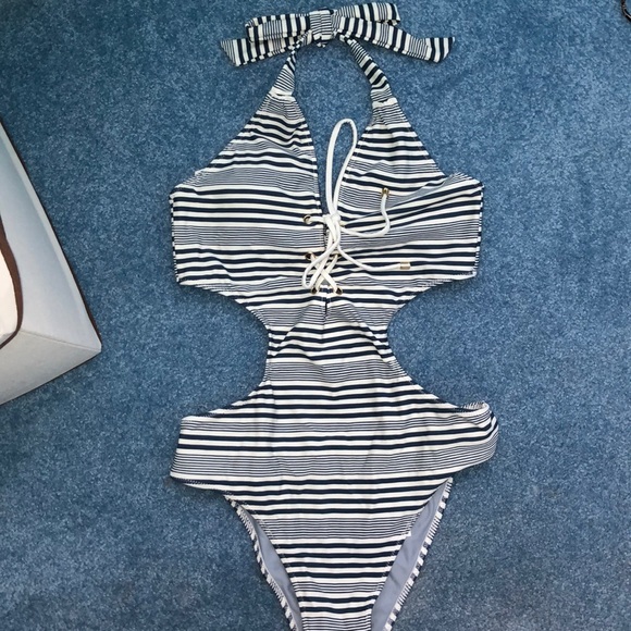 One piece bathing suit - Picture 1 of 3